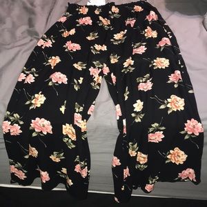 NWT. American eagle flowy black floral pants